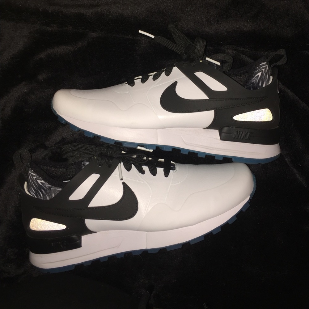Selling black and white leather Nike shoes 👟